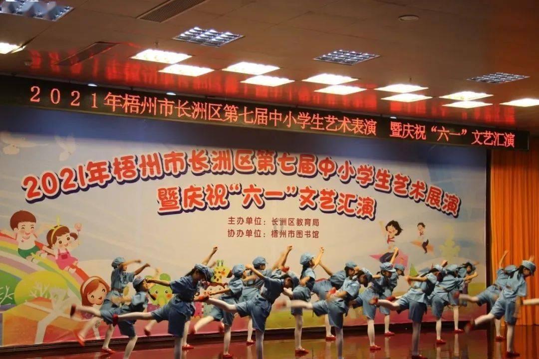 马伊琍为小女儿庆10岁生日，大女儿暖心举动获赞，母女三人太幸福